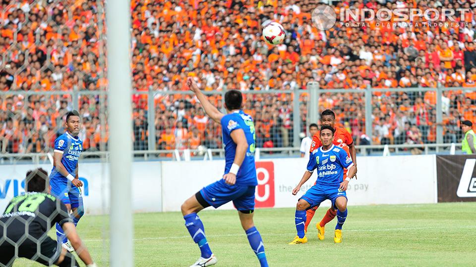 Pemain Persib M. Taufik memantau bola lambung yang mengancam gawangnya.